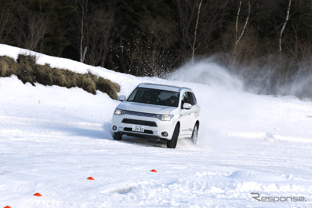 三菱 アウトランダーPHEV（三菱 4WDモデル 雪上試乗会）