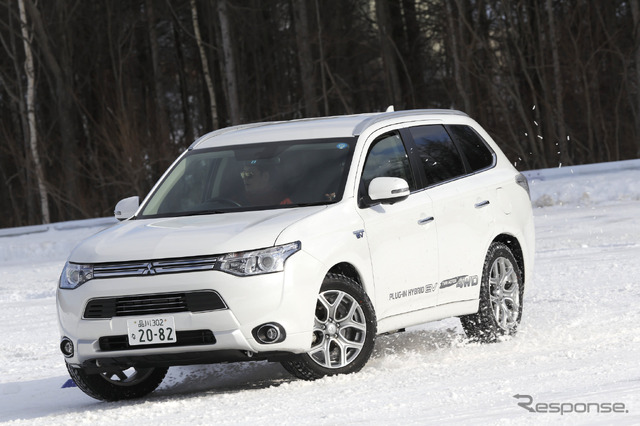 三菱 アウトランダーPHEV（三菱 4WDモデル 雪上試乗会）