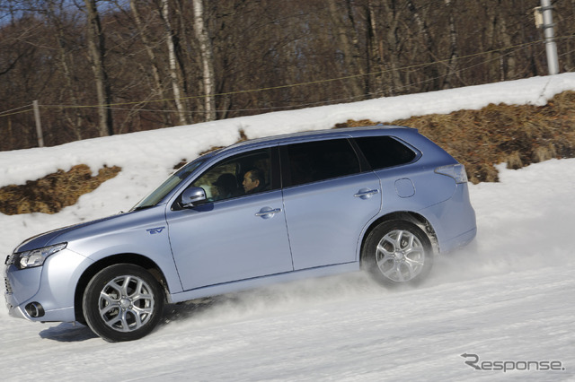 三菱 アウトランダーPHEV(三菱 4WDモデル 雪上試乗会)