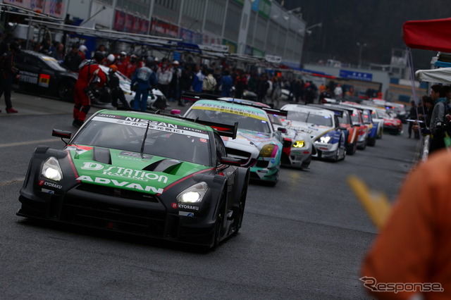 #24 GT-R(写真先頭)がGT500クラスの総合トップタイムをマーク。