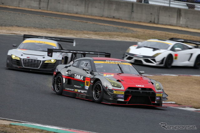 GT300クラスの#10 日産GT-R。後方はアウディ（左）とランボルギーニ。（SUPER GT 岡山テスト）