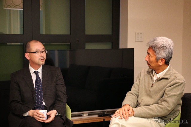 FOMM代表取締役の鶴巻日出夫氏(左)とUIEvolution取締役会長の中島聡氏