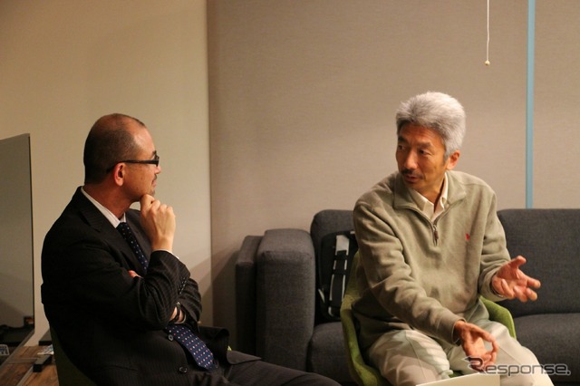 FOMM代表取締役の鶴巻日出夫氏(左)とUIEvolution取締役会長の中島聡氏