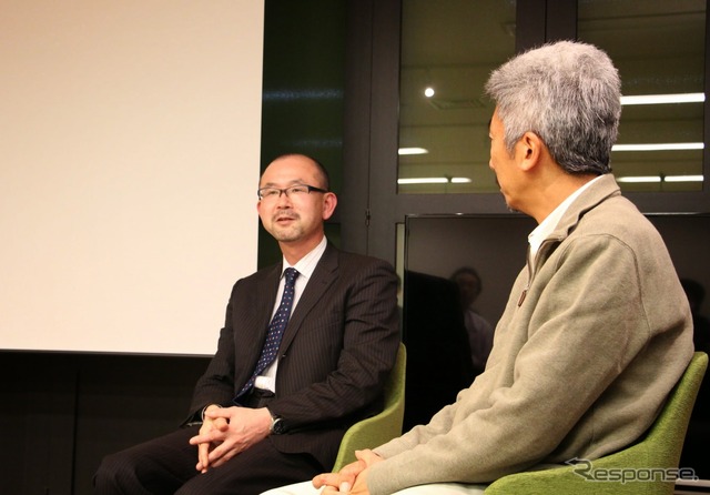 FOMM代表取締役の鶴巻日出夫氏(左)とUIEvolution取締役会長の中島聡氏