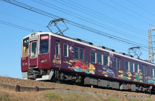 現在運行している京都線のラッピング車。3月28日からは新ラッピングとヘッドマークを加えて運行する。