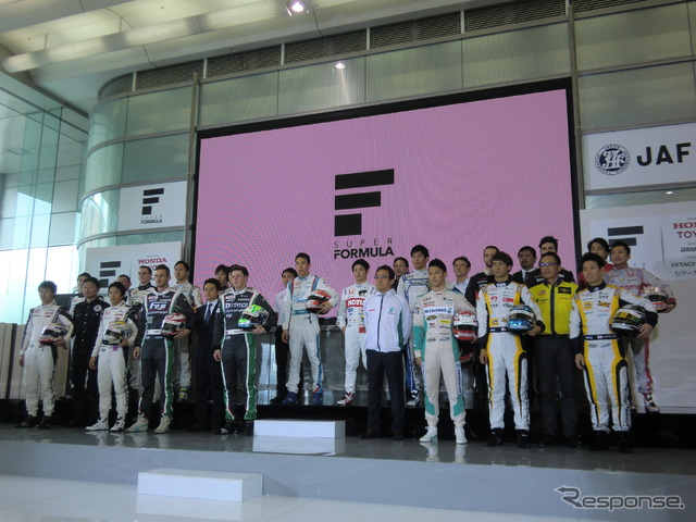 2015年のSFを戦う選手、チーム監督&首脳が一堂に会した(一部選手と監督は他カテゴリーの日程の影響等で欠席)。