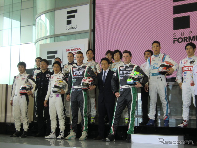 前列中央、黒&緑系のレーシングスーツの2人は、近藤真彦監督率いるKONDO RACINGのロシター（左）とブラー（右）。