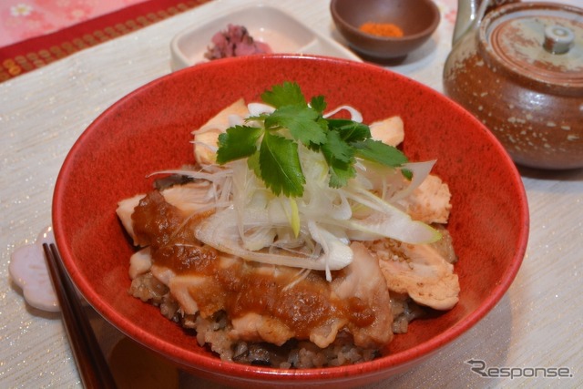 関越自動車道・上里SA（上り）「赤城鶏の鳥めし丼（900円）」