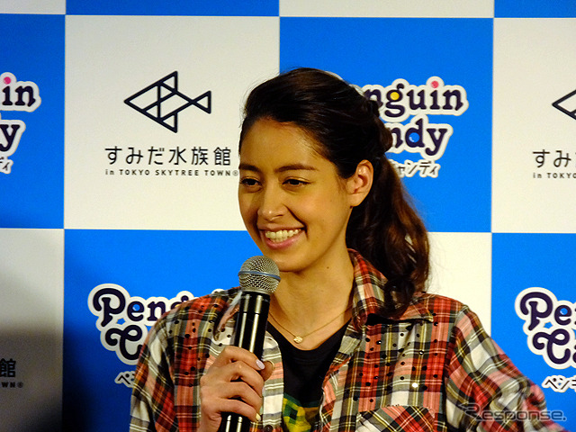 すみだ水族館に登場した、光と音楽とペンギンの新展示「ペンギンキャンディ」(3月21日~7月17日)。3月19日のオープニングイベントには動物好きな森泉も登場。ペンギンを抱き「連れて帰りたい!」と笑った