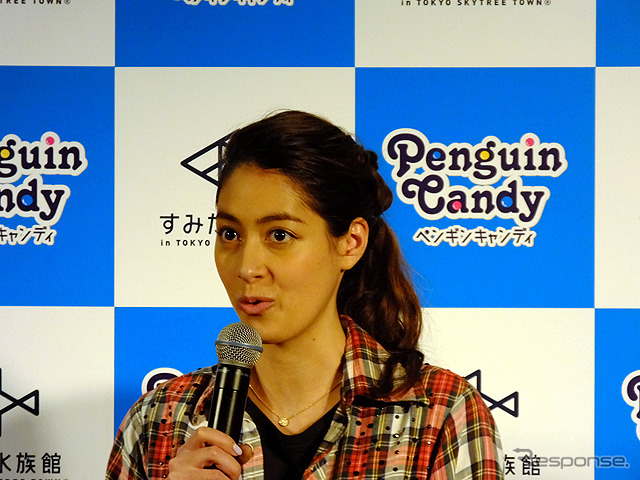 すみだ水族館に登場した、光と音楽とペンギンの新展示「ペンギンキャンディ」(3月21日~7月17日)。3月19日のオープニングイベントには動物好きな森泉も登場。ペンギンを抱き「連れて帰りたい!」と笑った