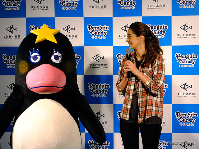 すみだ水族館に登場した、光と音楽とペンギンの新展示「ペンギンキャンディ」(3月21日~7月17日)。3月19日のオープニングイベントには動物好きな森泉も登場。ペンギンを抱き「連れて帰りたい!」と笑った