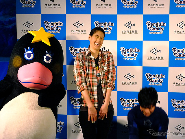 すみだ水族館に登場した、光と音楽とペンギンの新展示「ペンギンキャンディ」(3月21日~7月17日)。3月19日のオープニングイベントには動物好きな森泉も登場。ペンギンを抱き「連れて帰りたい!」と笑った