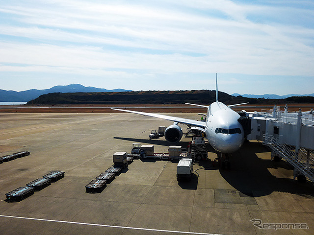 長崎空港で出発準備中のボーイング777