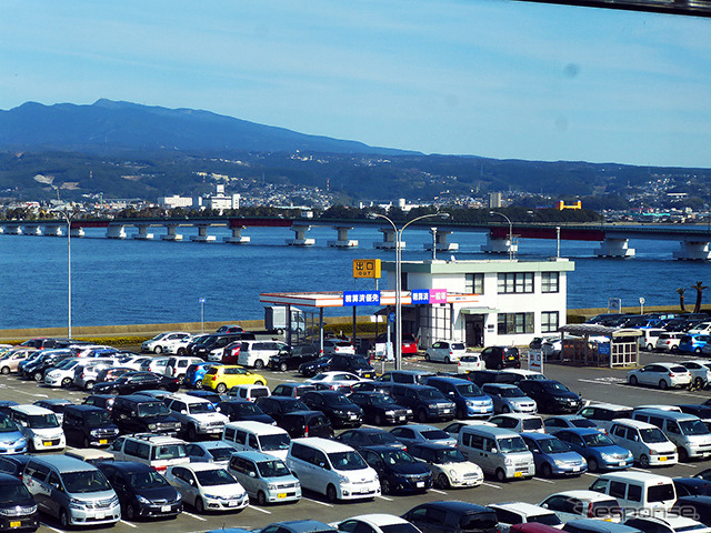 長崎空港から大村湾、大村市街を眺める