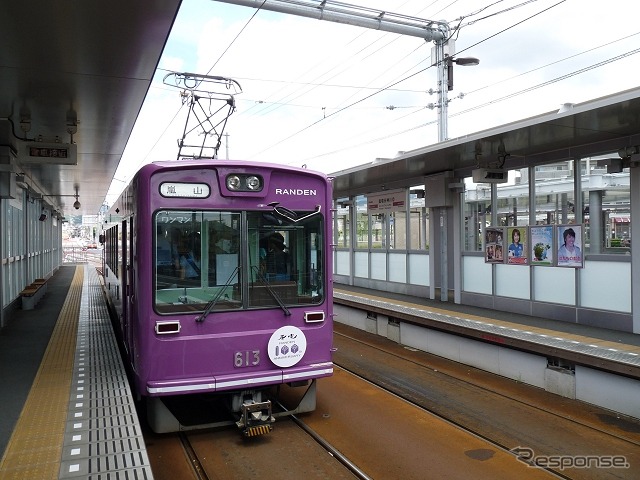 京福電鉄は嵐電の普通運賃を4月1日から値上げする。写真は嵐電天神川駅。