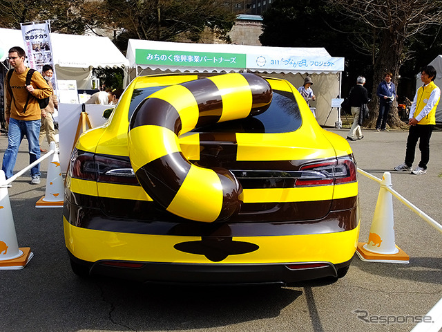 3月20日は国連が定めた「国際幸福デー」。これにあわせ日比谷公園で3月22日、「HAPPY DAY TOKYO 2015」が開催され、テスラモーターズジャパン『MODEL S』をベースとしたラッピング車両「しまじろうカー2」も展示された