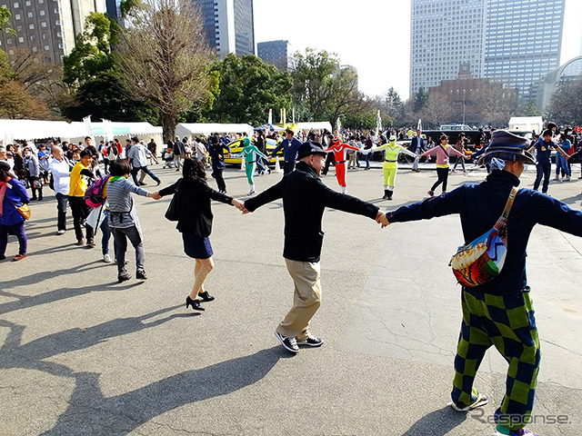 3月20日は国連が定めた「国際幸福デー」。これにあわせ日比谷公園で3月22日、「HAPPY DAY TOKYO 2015」が開催され、東北大震災の風化を防ぐ「311『つながる日』プロジェクト」らが出展。来場者たちに、震災から学んだ「つながること」の大切さを訴えた