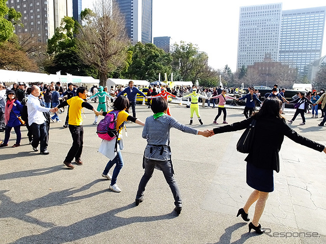 3月20日は国連が定めた「国際幸福デー」。これにあわせ日比谷公園で3月22日、「HAPPY DAY TOKYO 2015」が開催され、東北大震災の風化を防ぐ「311『つながる日』プロジェクト」らが出展。来場者たちに、震災から学んだ「つながること」の大切さを訴えた