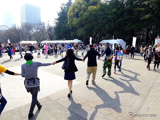 3月20日は国連が定めた「国際幸福デー」。これにあわせ日比谷公園で3月22日、「HAPPY DAY TOKYO 2015」が開催され、東北大震災の風化を防ぐ「311『つながる日』プロジェクト」らが出展。来場者たちに、震災から学んだ「つながること」の大切さを訴えた