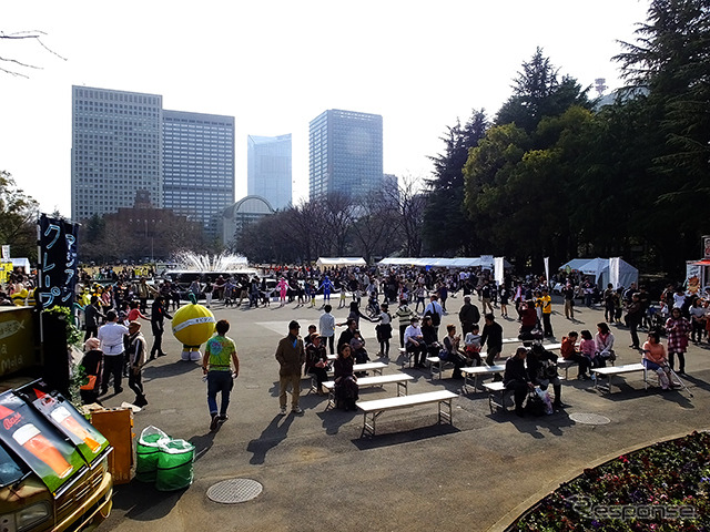 3月20日は国連が定めた「国際幸福デー」。これにあわせ日比谷公園で3月22日、「HAPPY DAY TOKYO 2015」が開催され、東北大震災の風化を防ぐ「311『つながる日』プロジェクト」らが出展。来場者たちに、震災から学んだ「つながること」の大切さを訴えた