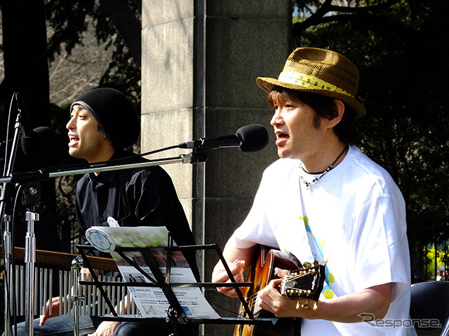 3月20日は国連が定めた「国際幸福デー」。これにあわせ日比谷公園で3月22日、「HAPPY DAY TOKYO 2015」が開催され、東北大震災の風化を防ぐ「311『つながる日』プロジェクト」らが出展。来場者たちに、震災から学んだ「つながること」の大切さを訴えた