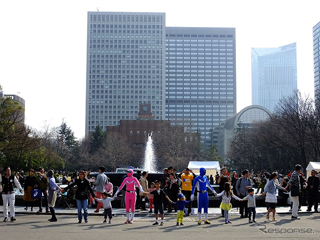 3月20日は国連が定めた「国際幸福デー」。これにあわせ日比谷公園で3月22日、「HAPPY DAY TOKYO 2015」が開催され、東北大震災の風化を防ぐ「311『つながる日』プロジェクト」らが出展。来場者たちに、震災から学んだ「つながること」の大切さを訴えた