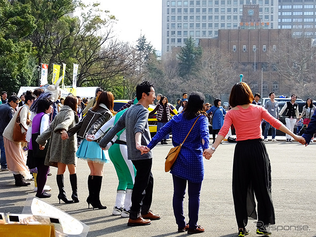 3月20日は国連が定めた「国際幸福デー」。これにあわせ日比谷公園で3月22日、「HAPPY DAY TOKYO 2015」が開催され、東北大震災の風化を防ぐ「311『つながる日』プロジェクト」らが出展。来場者たちに、震災から学んだ「つながること」の大切さを訴えた