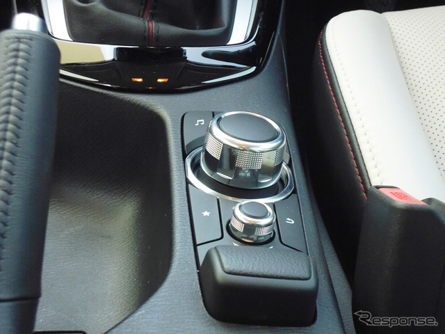 CX-3 スイッチは運転席側に傾いている。