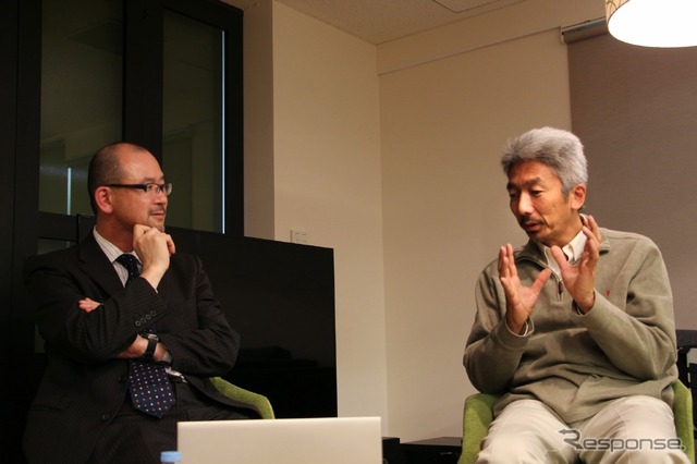 FOMM代表取締役の鶴巻日出夫氏(左)とUIEvolution取締役会長の中島聡氏(右)