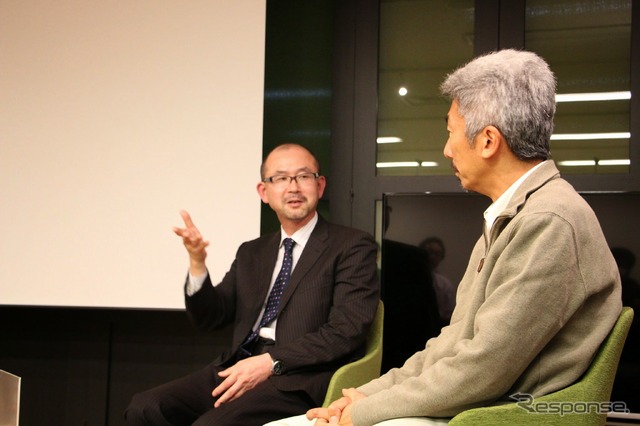 FOMM代表取締役の鶴巻日出夫氏(左)とUIEvolution取締役会長の中島聡氏(右)