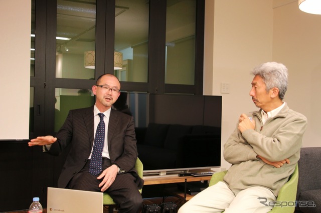 FOMM代表取締役の鶴巻日出夫氏(左)とUIEvolution取締役会長の中島聡氏(右)