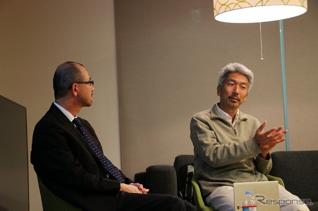 FOMM代表取締役の鶴巻日出夫氏(左)とUIEvolution取締役会長の中島聡氏(右)
