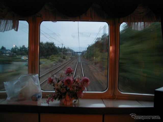 団体臨時列車は客室が「スイート」と「ロイヤル」だけで構成される豪華な編成になる。写真は展望スペース付きの「スイート」。