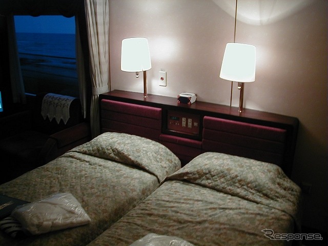 「スイート」の寝室。ツインベッドが設けられている。