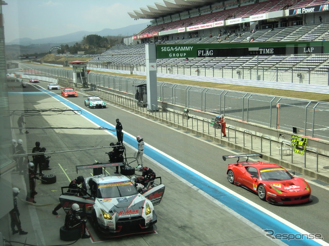 手前左はGT300の#3 GT-R、右もGT300の#77 フェラーリ。富士テスト初日はドライコンディションで推移した。