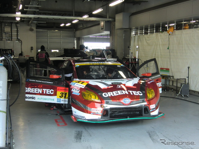 GT300の初日トップタイムは#31 プリウス。