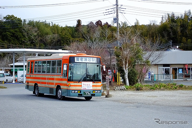 館山と新宿を結ぶ公共交通は、東京湾アクアラインを経由する高速バスや、内房線・総武線を経由するJR特急などがある。同区間の高速バス路線は、山手トンネル（首都高速道路中央環状新宿線）の全通によって、従来よりも所要時間が10～20分短縮され、「定時運行率が増えた」と関係者はいう