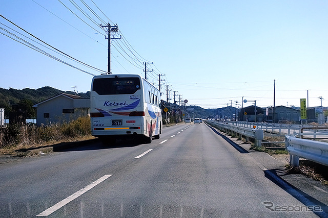 館山と新宿を結ぶ公共交通は、東京湾アクアラインを経由する高速バスや、内房線・総武線を経由するJR特急などがある。同区間の高速バス路線は、山手トンネル（首都高速道路中央環状新宿線）の全通によって、従来よりも所要時間が10～20分短縮され、「定時運行率が増えた」と関係者はいう