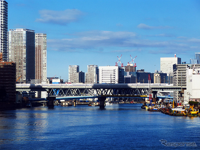 館山と新宿を結ぶ公共交通は、東京湾アクアラインを経由する高速バスや、内房線・総武線を経由するJR特急などがある。同区間の高速バス路線は、山手トンネル（首都高速道路中央環状新宿線）の全通によって、従来よりも所要時間が10～20分短縮され、「定時運行率が増えた」と関係者はいう