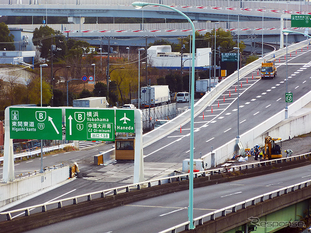 館山と新宿を結ぶ公共交通は、東京湾アクアラインを経由する高速バスや、内房線・総武線を経由するJR特急などがある。同区間の高速バス路線は、山手トンネル（首都高速道路中央環状新宿線）の全通によって、従来よりも所要時間が10～20分短縮され、「定時運行率が増えた」と関係者はいう