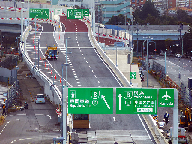 館山と新宿を結ぶ公共交通は、東京湾アクアラインを経由する高速バスや、内房線・総武線を経由するJR特急などがある。同区間の高速バス路線は、山手トンネル（首都高速道路中央環状新宿線）の全通によって、従来よりも所要時間が10～20分短縮され、「定時運行率が増えた」と関係者はいう