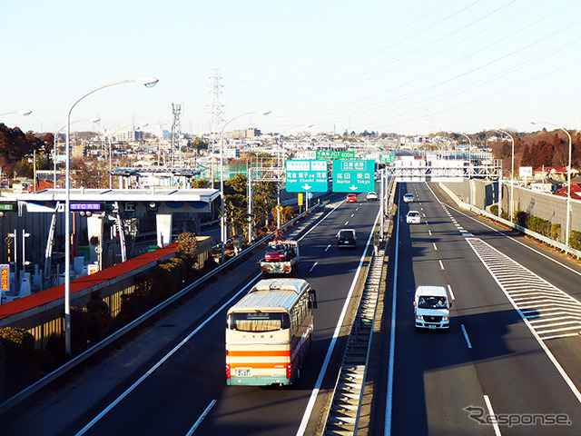 館山と新宿を結ぶ公共交通は、東京湾アクアラインを経由する高速バスや、内房線・総武線を経由するJR特急などがある。同区間の高速バス路線は、山手トンネル（首都高速道路中央環状新宿線）の全通によって、従来よりも所要時間が10～20分短縮され、「定時運行率が増えた」と関係者はいう