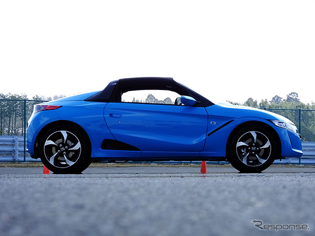 ホンダ『S660』プロトタイプ。袖ヶ浦フォレストレースウェイ(千葉県)で3月中旬に開催された試乗会にて