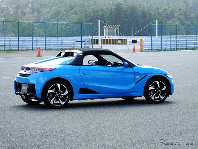 ホンダ『S660』プロトタイプ。袖ヶ浦フォレストレースウェイ(千葉県)で3月中旬に開催された試乗会にて