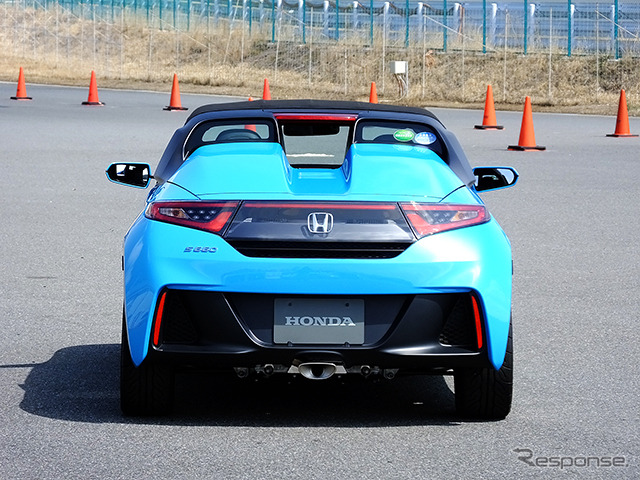 ホンダ『S660』プロトタイプ。袖ヶ浦フォレストレースウェイ(千葉県)で3月中旬に開催された試乗会にて