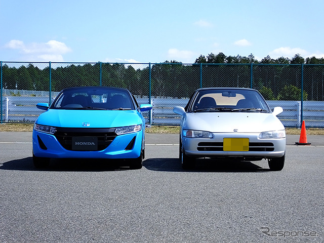 ホンダ『S660』プロトタイプ(ブルー)。銀色のクルマは1991年に登場した『ビート』。袖ヶ浦フォレストレースウェイ(千葉県)で3月中旬に開催された試乗会にて