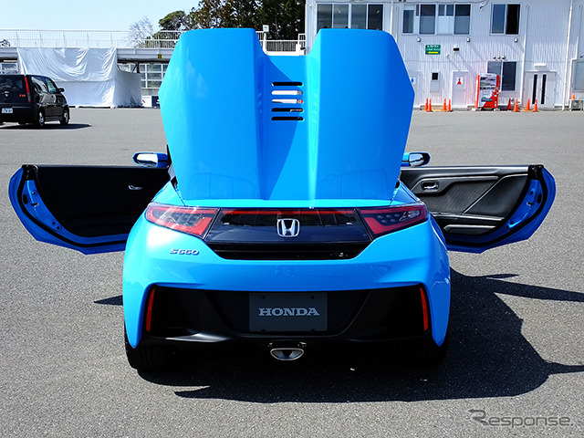 ホンダ『S660』プロトタイプ。袖ヶ浦フォレストレースウェイ(千葉県)で3月中旬に開催された試乗会にて