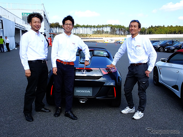 S660の開発陣。左から本田技術研究所・四輪R&Dセンターの岡義友氏(シャシー担当)、椋本陵氏(開発責任者)、坂元玲氏(衝突安全担当)。袖ヶ浦フォレストレースウェイ(千葉県)で開催されたS660プロトタイプ試乗会にて