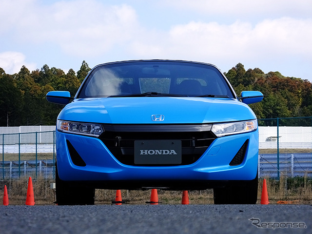 ホンダ『S660』プロトタイプ。袖ヶ浦フォレストレースウェイ(千葉県)で3月中旬に開催された試乗会にて