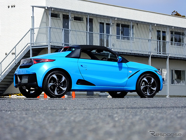 ホンダ『S660』プロトタイプ。袖ヶ浦フォレストレースウェイ(千葉県)で3月中旬に開催された試乗会にて